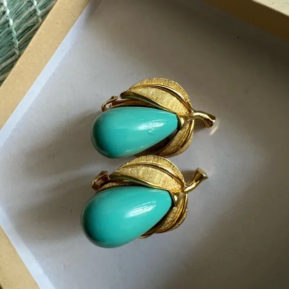 Vintage Pend Clip on Earrings / Pear Shape -Turquoise and Gold Tone! - Picture 3 of 16
